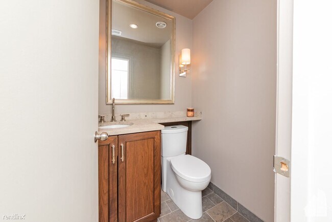 Building Photo - 1 br, 1.5 bath Condo - 2021 W Willow St