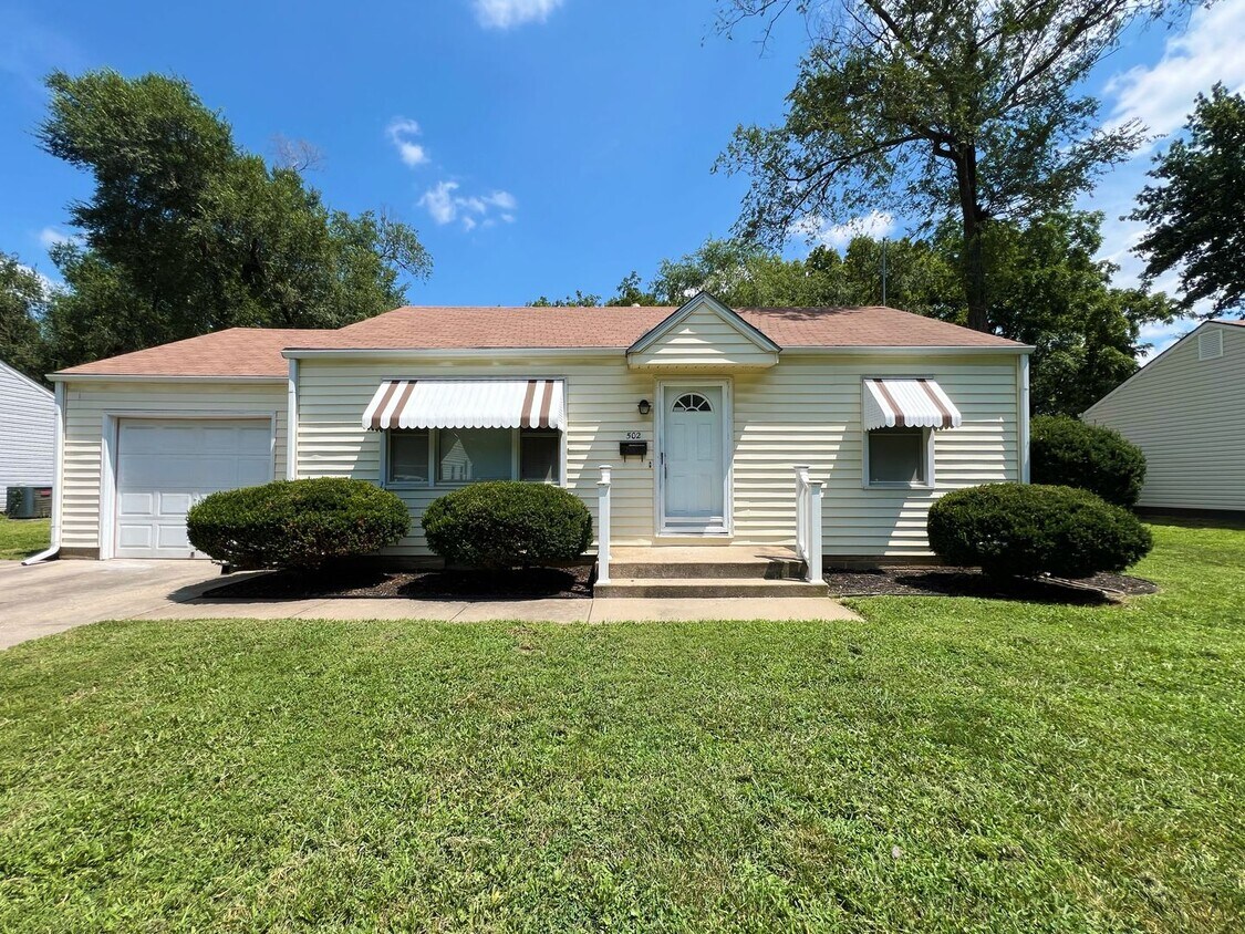 Foto principal - SEE IT NOW: Cozy 2-Bed, 1-Bath Ranch in Qu...