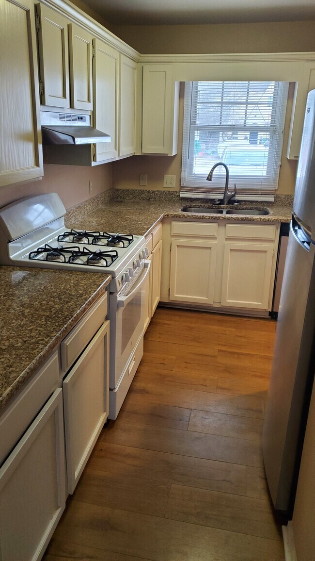 Kitchen - 1 - 2388 Cove Rd