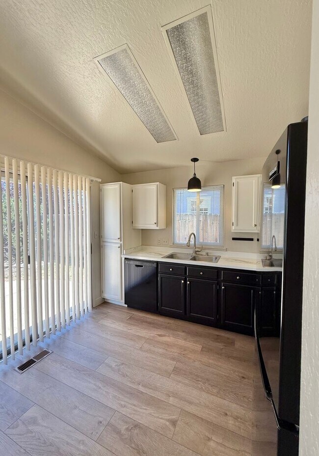 Foto del edificio - 6178 Chesterfield Ln