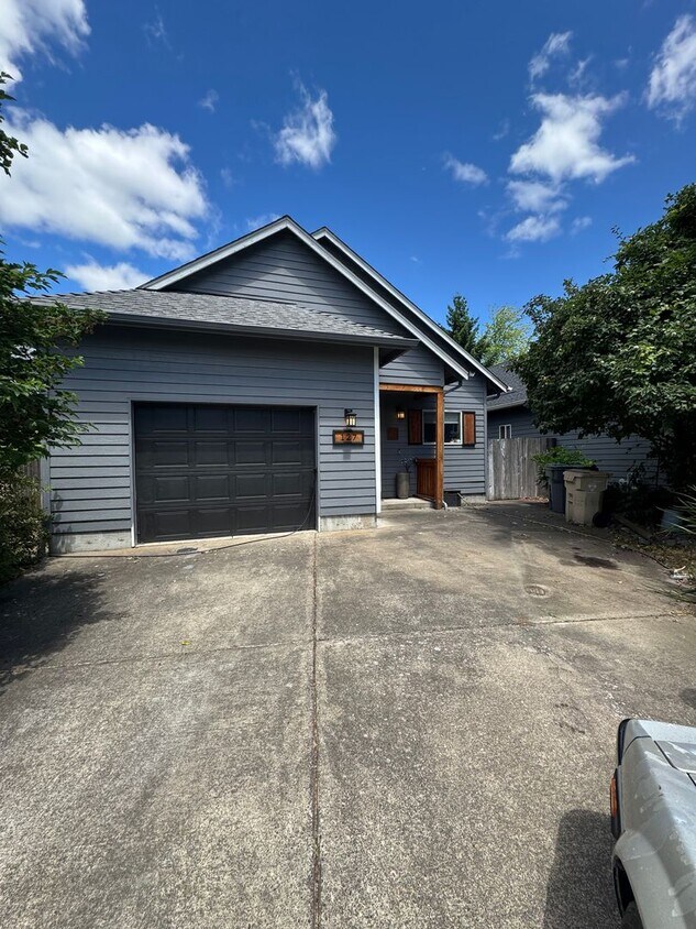 Foto principal - Light & Airy 3 Bedroom 2 Bath Home - Pets ...