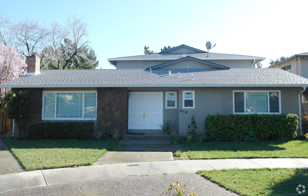 Primary Photo - 670 Rebecca Way