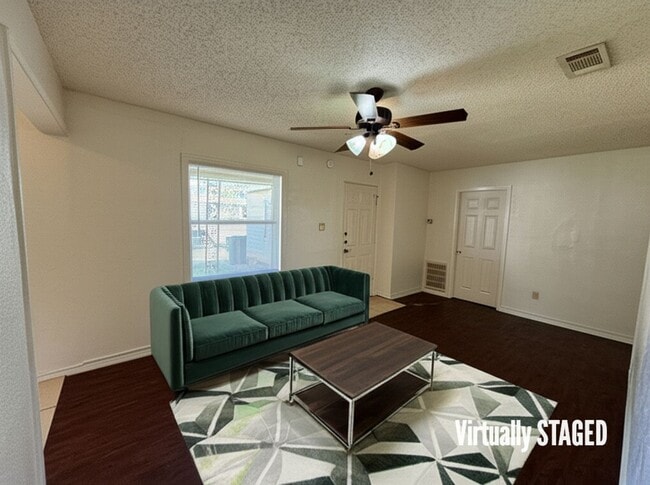 Foto del edificio - 1301 Franz Dr