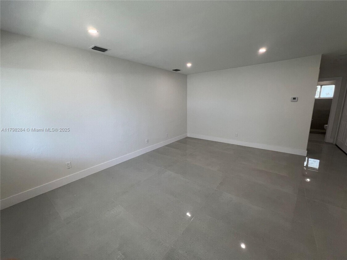 Primary Photo - 5300 NW 25th Ave