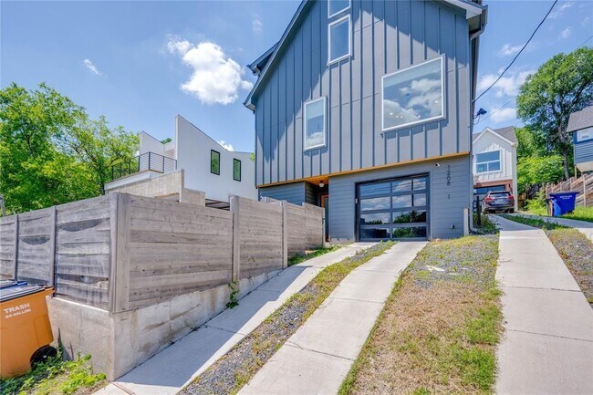 Building Photo - 1208 Luna St