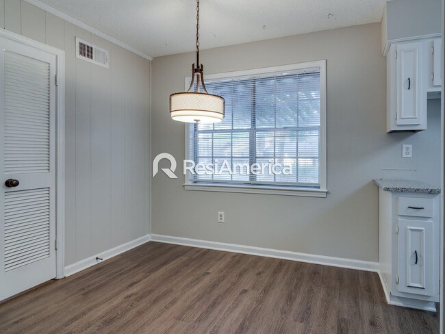 Building Photo - Large, Renovated 3BR/3B Home in 38125!