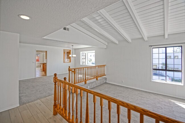 Foto del edificio - VERY BRIGHT & AIRY, 2050 SQ FT HOME W/ TON...