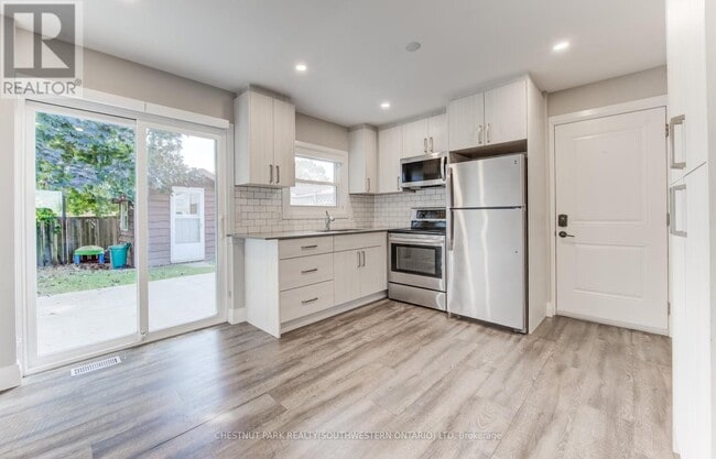 Building Photo - 294 Rosemount Dr