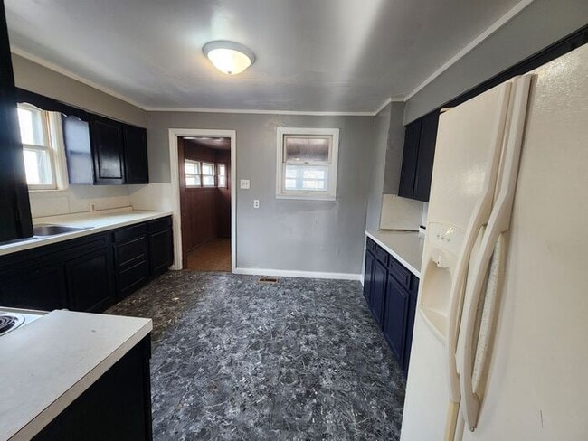 Building Photo - Large 3 Bedroom House - Pets Welcome!!