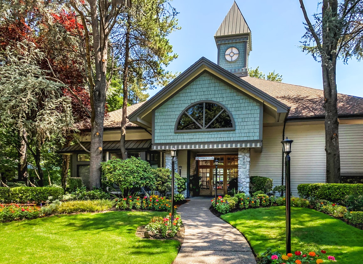 Oswego Pointe Apartments in Lake Oswego, OR