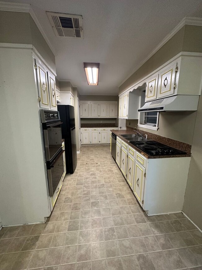 Building Photo - Beautiful 3 Bedroom Southern Hills Home