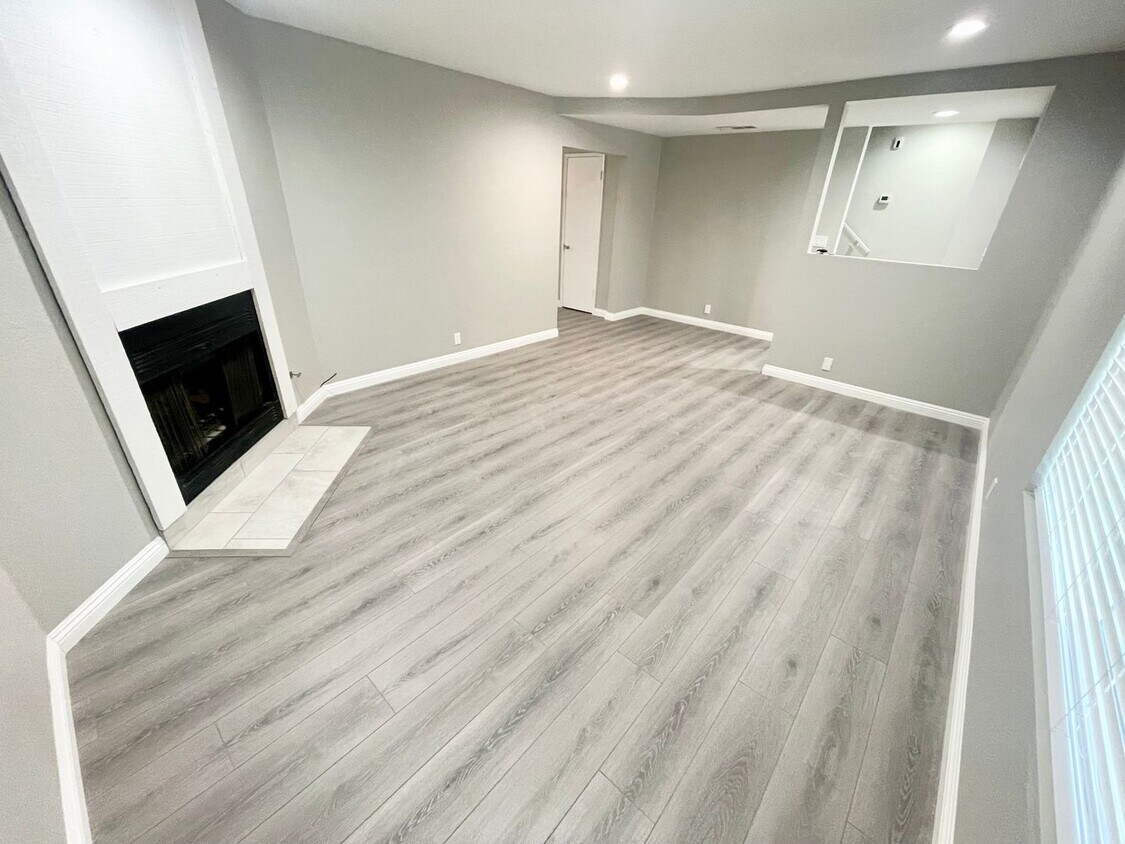 Foto principal - *** 3bed 2.5bath townhome near Mark Keppel...