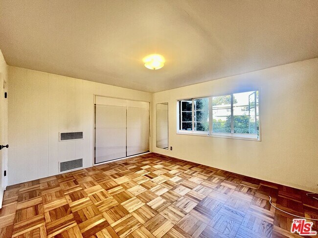 Foto del edificio - 5205 Village Green