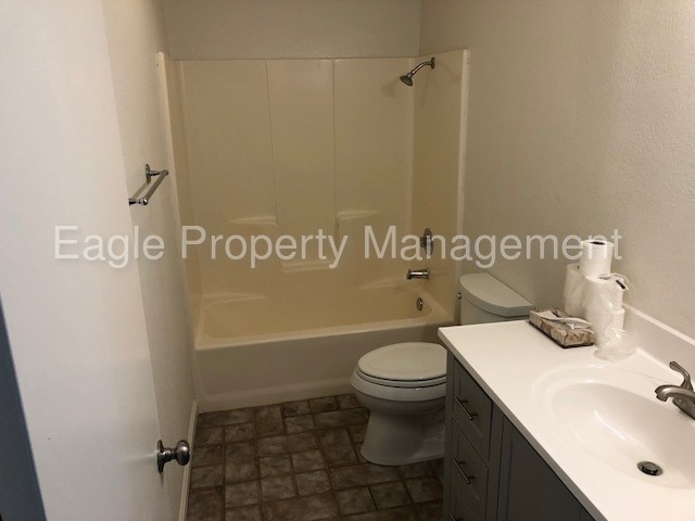 Building Photo - 2BD 2 BA w/ Den Duplex in Lincoln