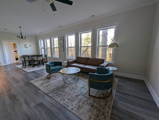 Foto del edificio - 901 Sunny Meadows Ln