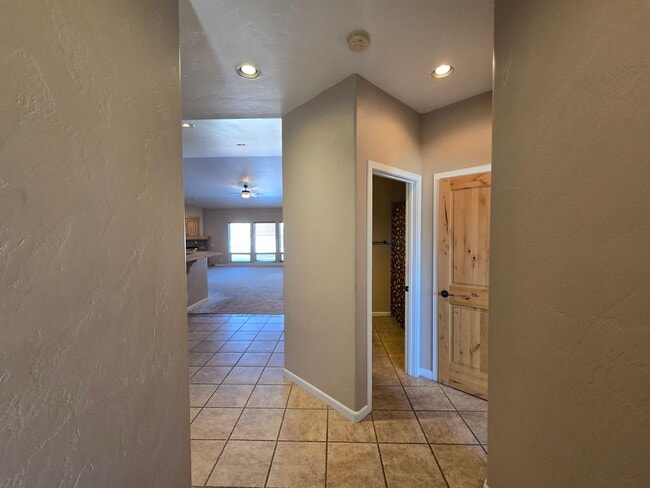 Building Photo - 215 Valley View Dr