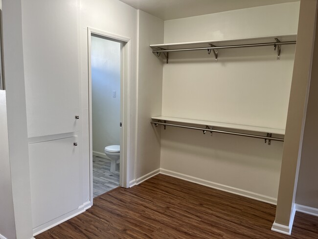 Building Photo - 6939 Hazeltine Ave