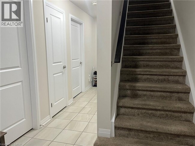 Building Photo - 144 S Creek Dr