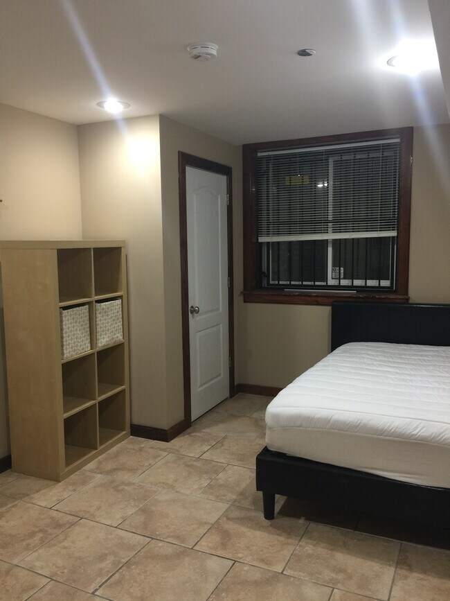 bedroom1 - 1824 W Diamond St