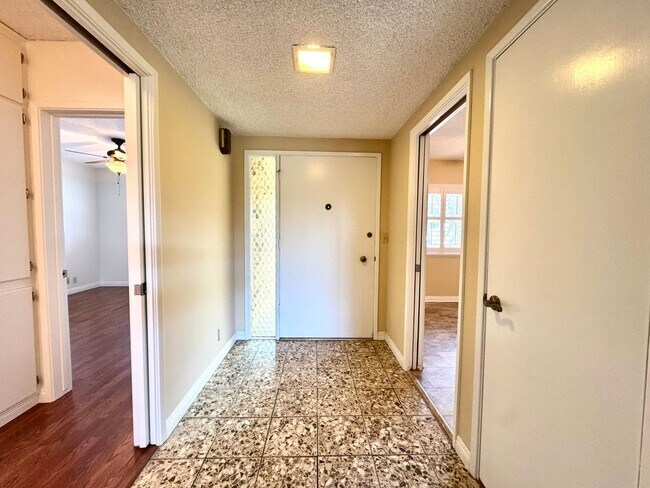 Foto del edificio - Light, Bright & Lovingly Maintained Claremont Home for Lease