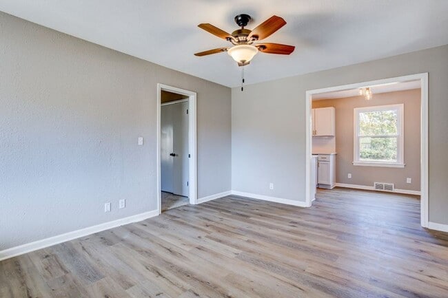 Building Photo - 828 S Apache Dr