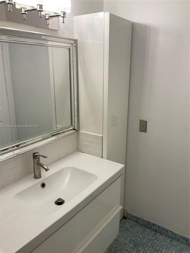 Building Photo - 2 bedroom in Hollywood FL 33021
