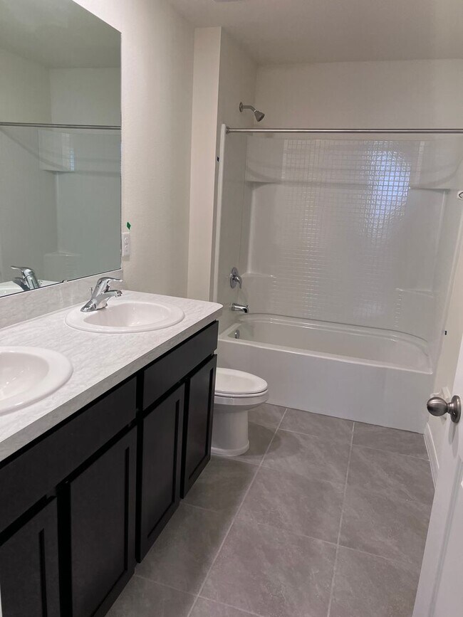 Foto del edificio - 5 Bedroom, 3 Bathroom house in Riverview.