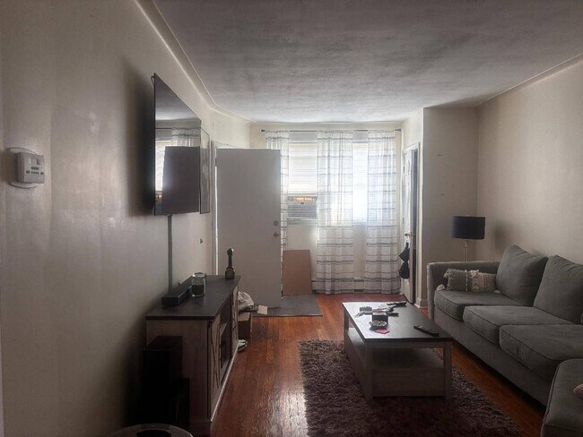 Foto del edificio - 15 Dongan Ave