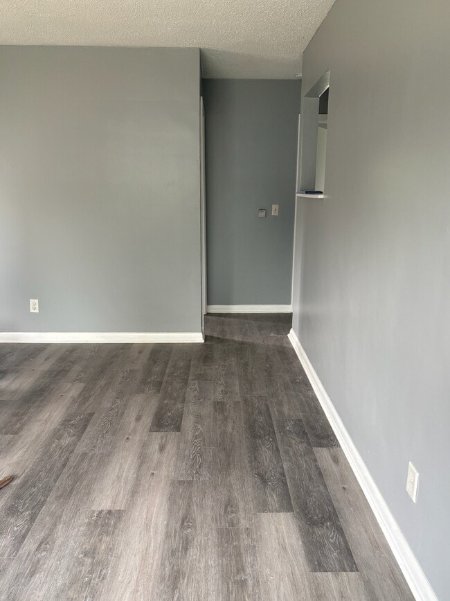 Building Photo - 2283 Hiawatha Park Dr