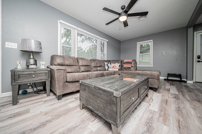 Foto del edificio - Please View 3D Virtual Walk-Through Before...