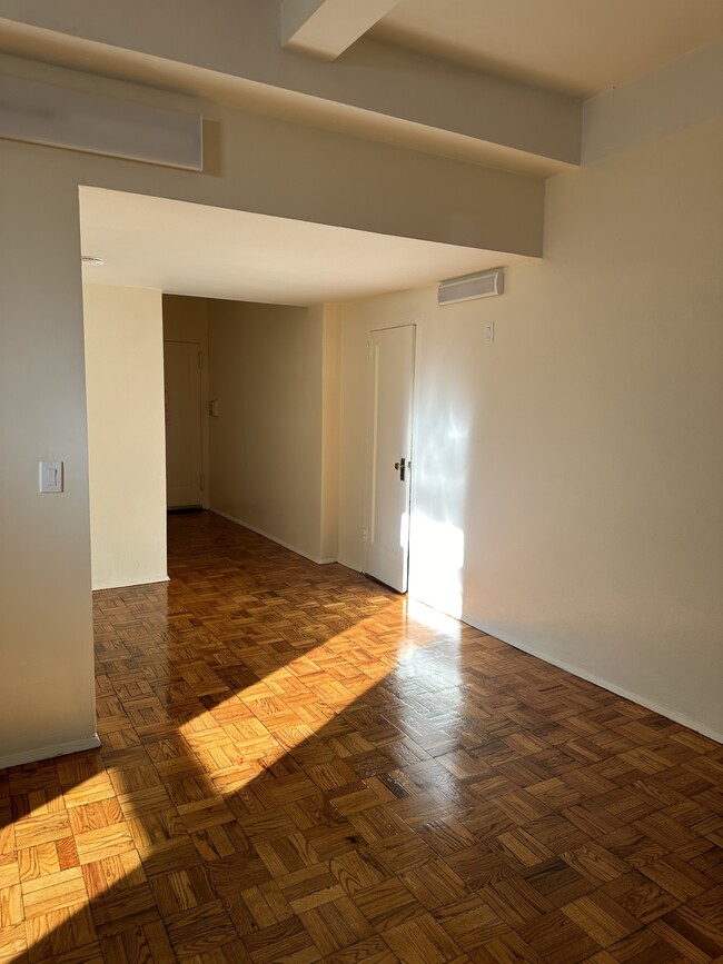 Entrance and Dining Area - 1510 Archer Rd