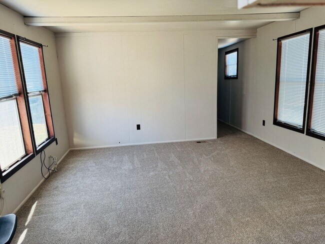 Foto del edificio - 2 Bedroom fresh remodel in Billings Heights