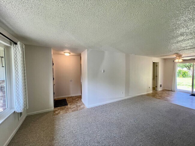Building Photo - (#738) Duplex Near Squaxin Park - Water/Se...