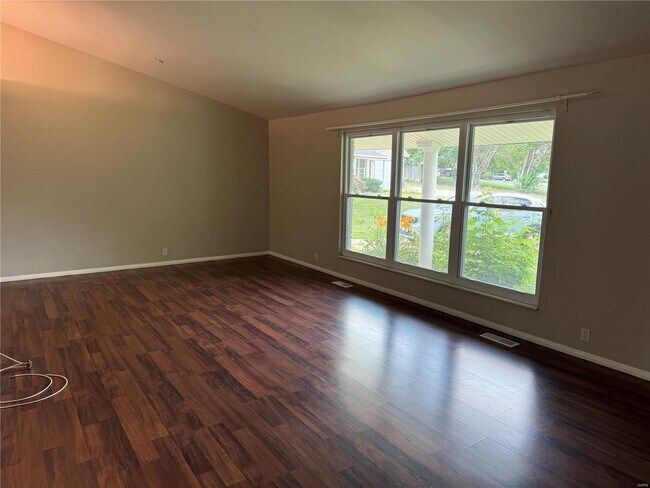 Building Photo - 6 Queensbrook Pl