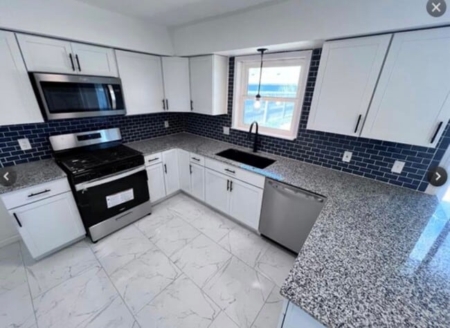 Building Photo - Looking for a shorter lease term? Available for 6-9 month lease.