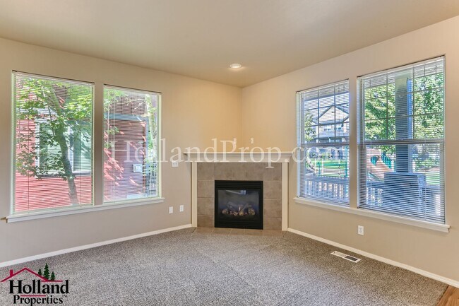 Building Photo - Stunning End-Unit Townhouse with Over 1,40...
