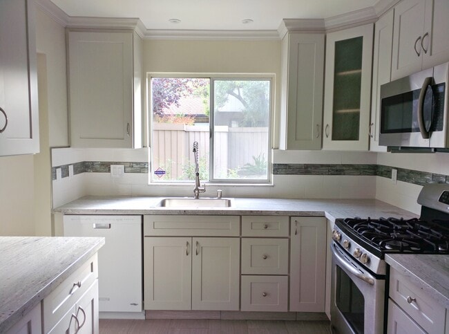 Building Photo - 1566 Capri Dr
