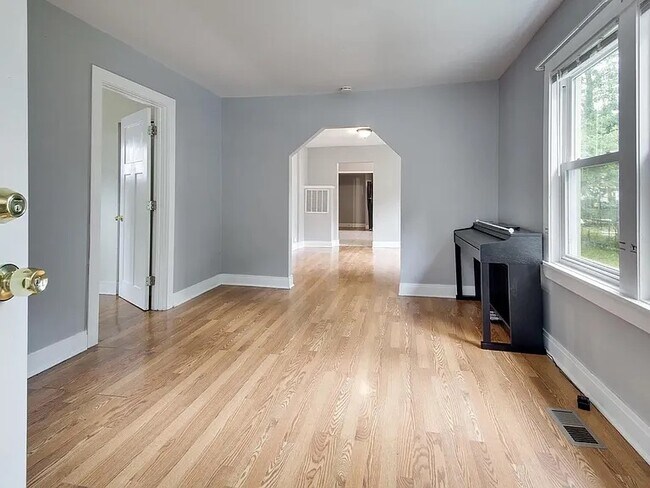 Foto del edificio - 1745 Brown Ave