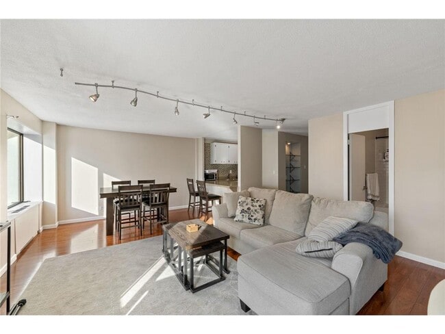 Building Photo - 19 S 1st St