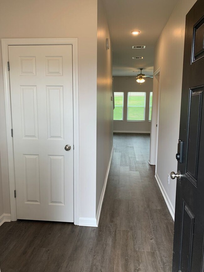 Foto del edificio - *Pre-leasing* Three Bedroom | Two Bath Hom...