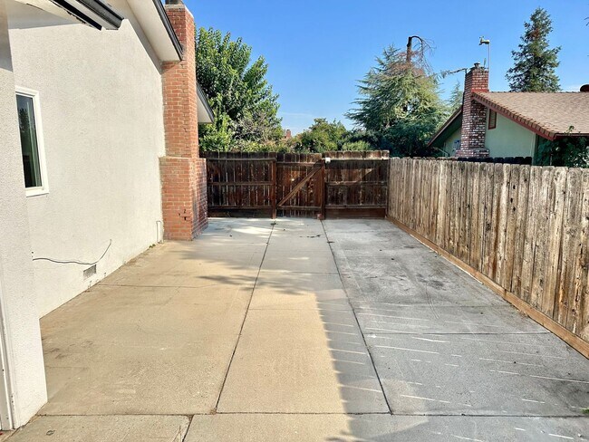 Foto del edificio - Charming 3 Bed/ 2 Bath Home in Clovis