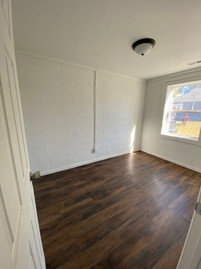 Building Photo - All Electric Two Bedroom Apartment