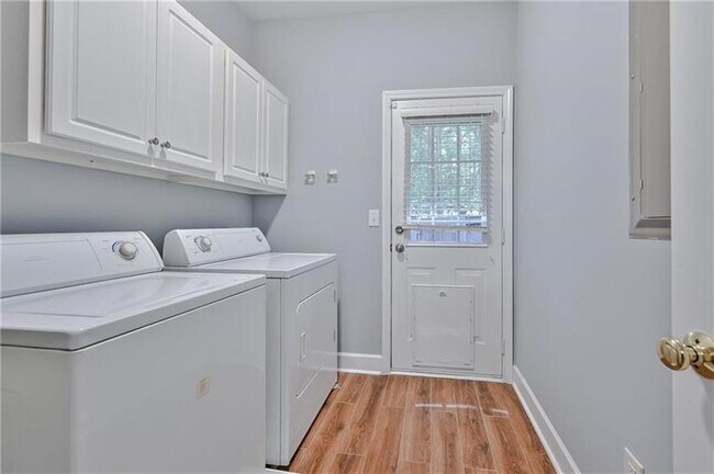 Building Photo - 5150 Manerdale Dr SE