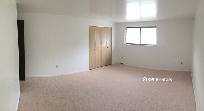 Building Photo - 2 Bedroom Townhouse