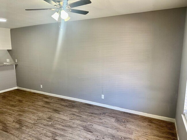 Foto del edificio - 836 N Meadows Dr