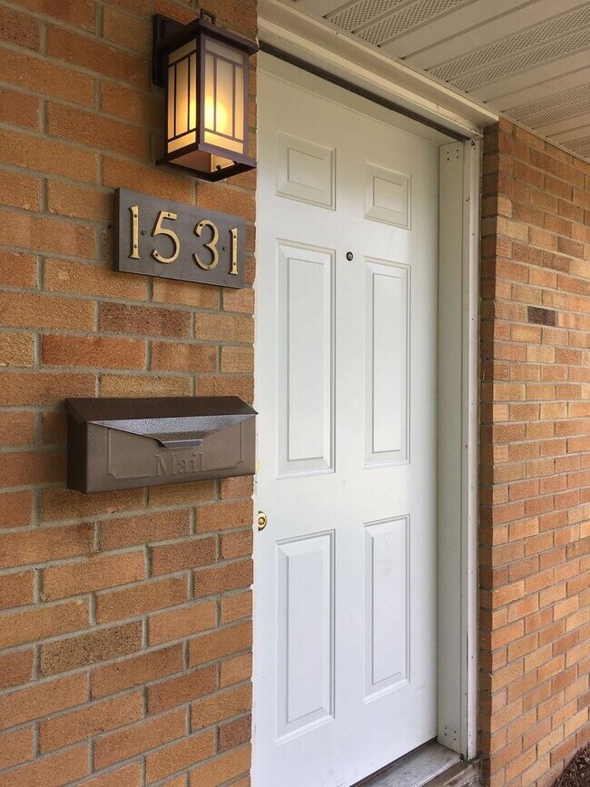Foto del edificio - Main level living, brick duplex in quiet N...