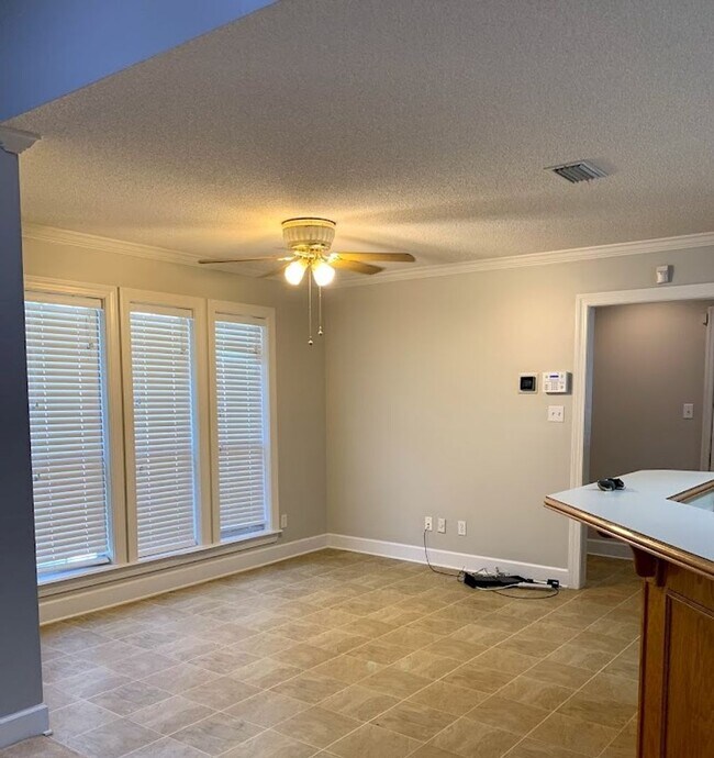 Foto del edificio - Beautiful 4-Bedroom Valdosta Home with Sun...