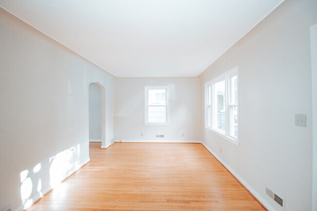 Building Photo - 3518 Almeda Dr