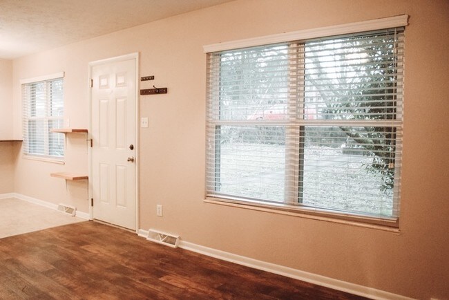 Building Photo - Spacious Duplex in West Knoxville