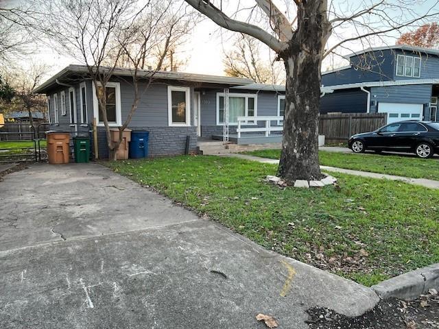 Foto del edificio - 1303 Corona Dr